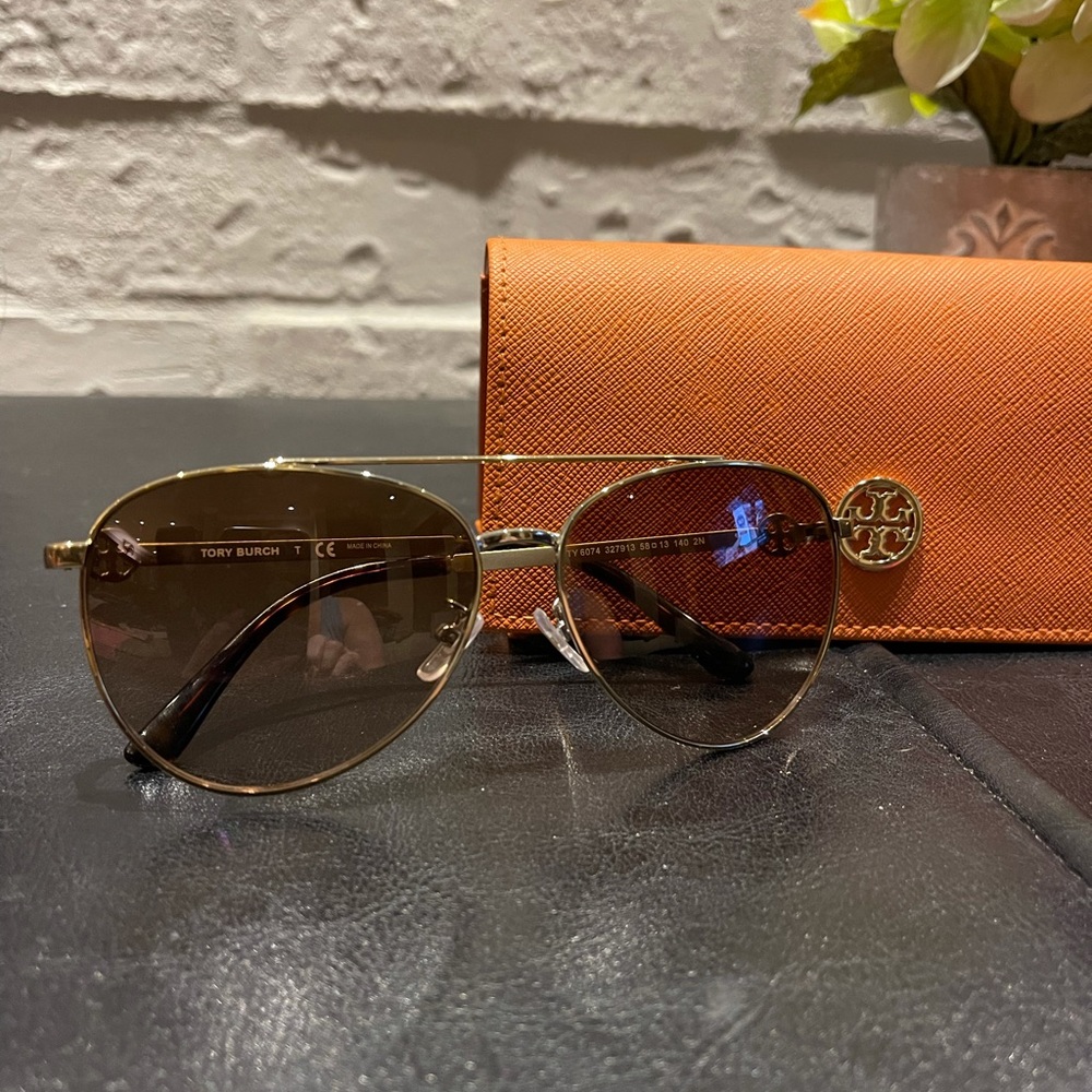 Authentic Tory Burch Aviator Sunglasses w/Case